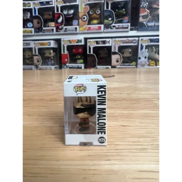 2 RARE CHASE BITTY Kevin Malone Funko Pop Superhero #1175 Chili #874 Office - Picture 6 of 11